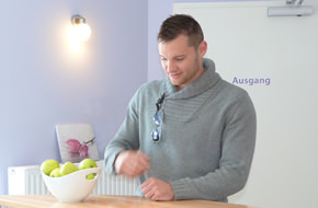 Mann am Tresen beim Zahnarzt
